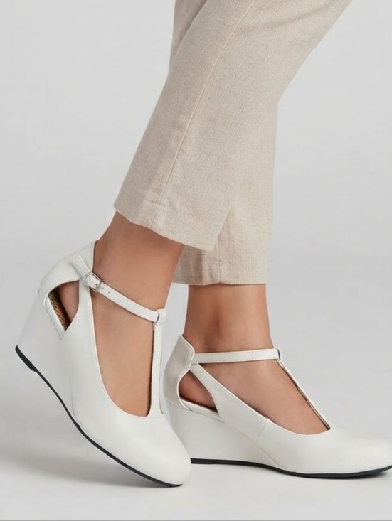 Daisy Fuentes Shoes - G White Wedges Daisy Fuentes Sz9.